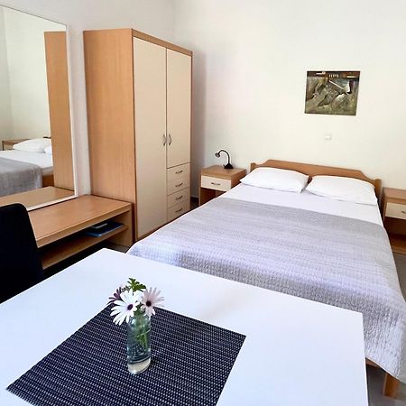 Paradise Apartments - Robinson Getaway Gdinj Esterno foto