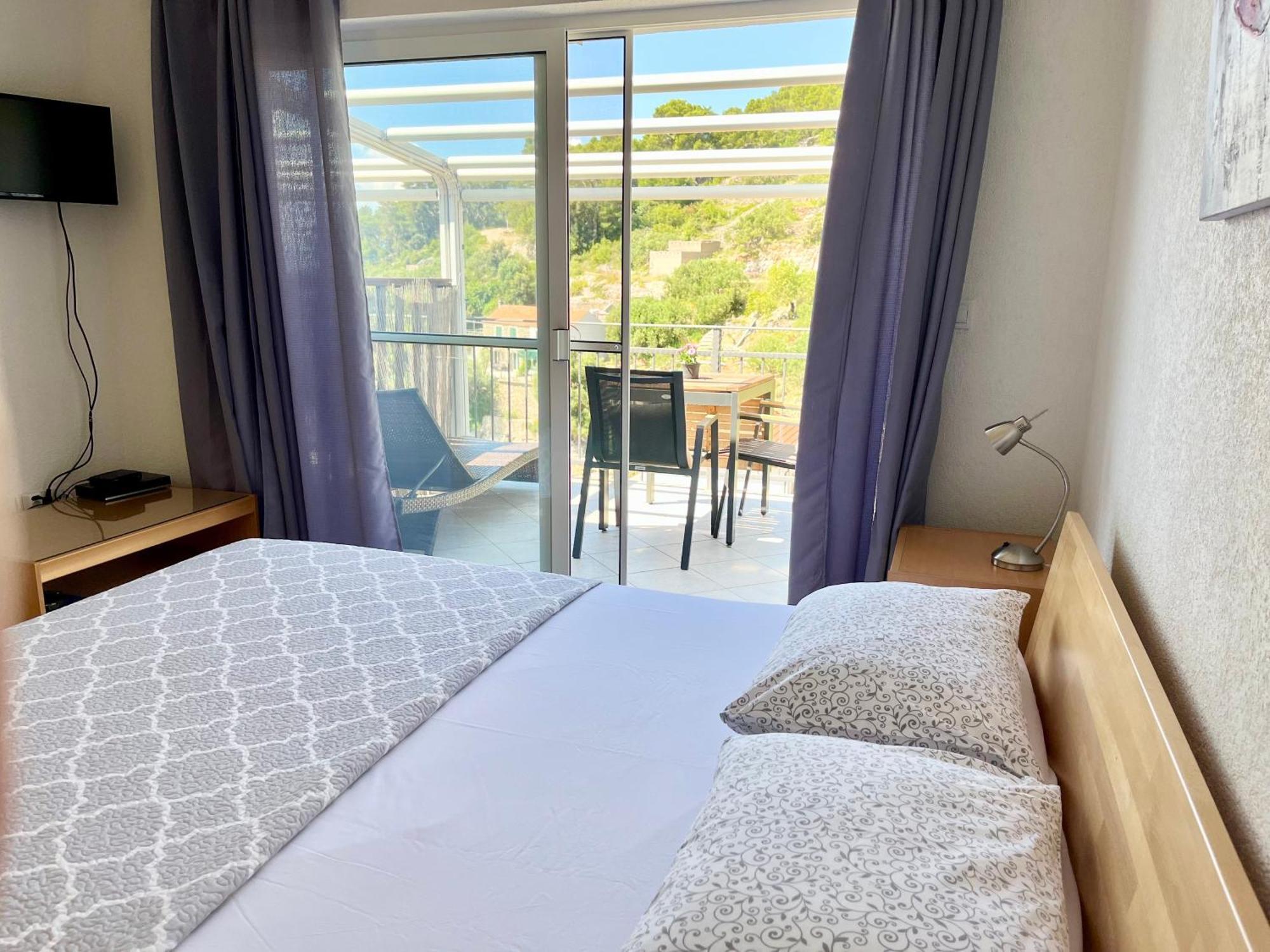 Paradise Apartments - Robinson Getaway Gdinj Esterno foto