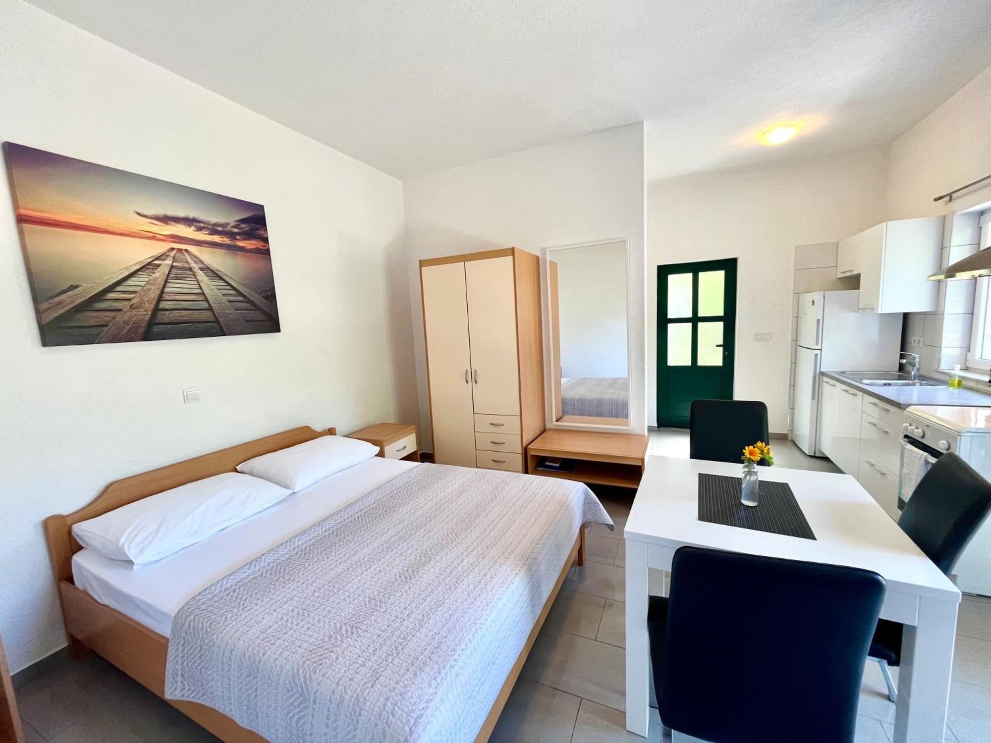 Paradise Apartments - Robinson Getaway Gdinj Esterno foto