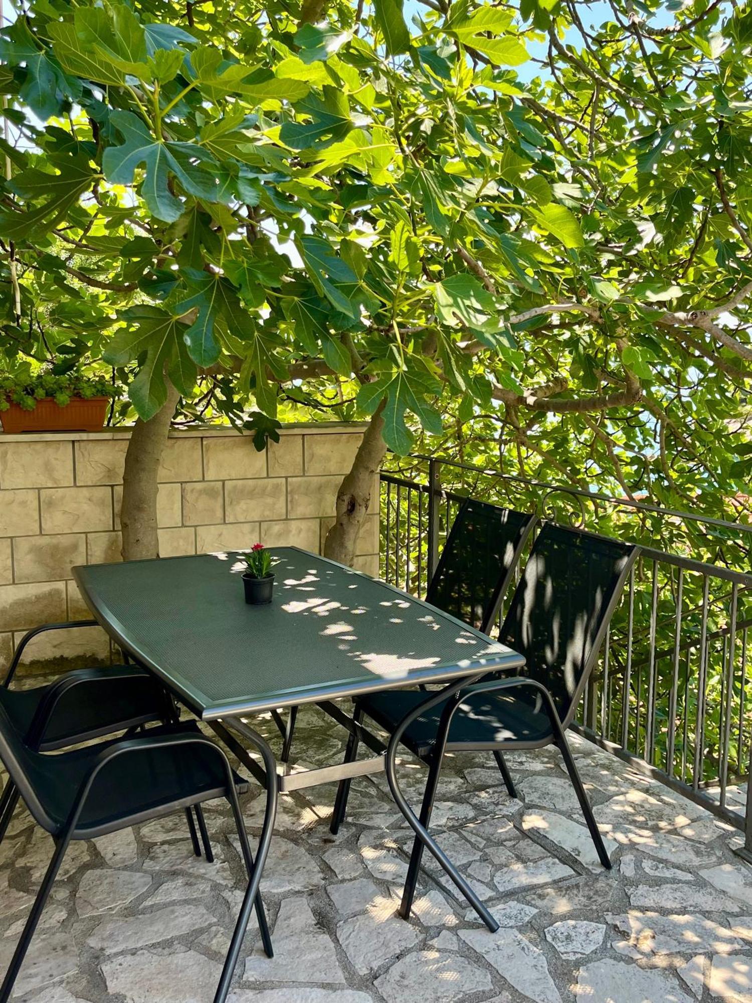 Paradise Apartments - Robinson Getaway Gdinj Esterno foto