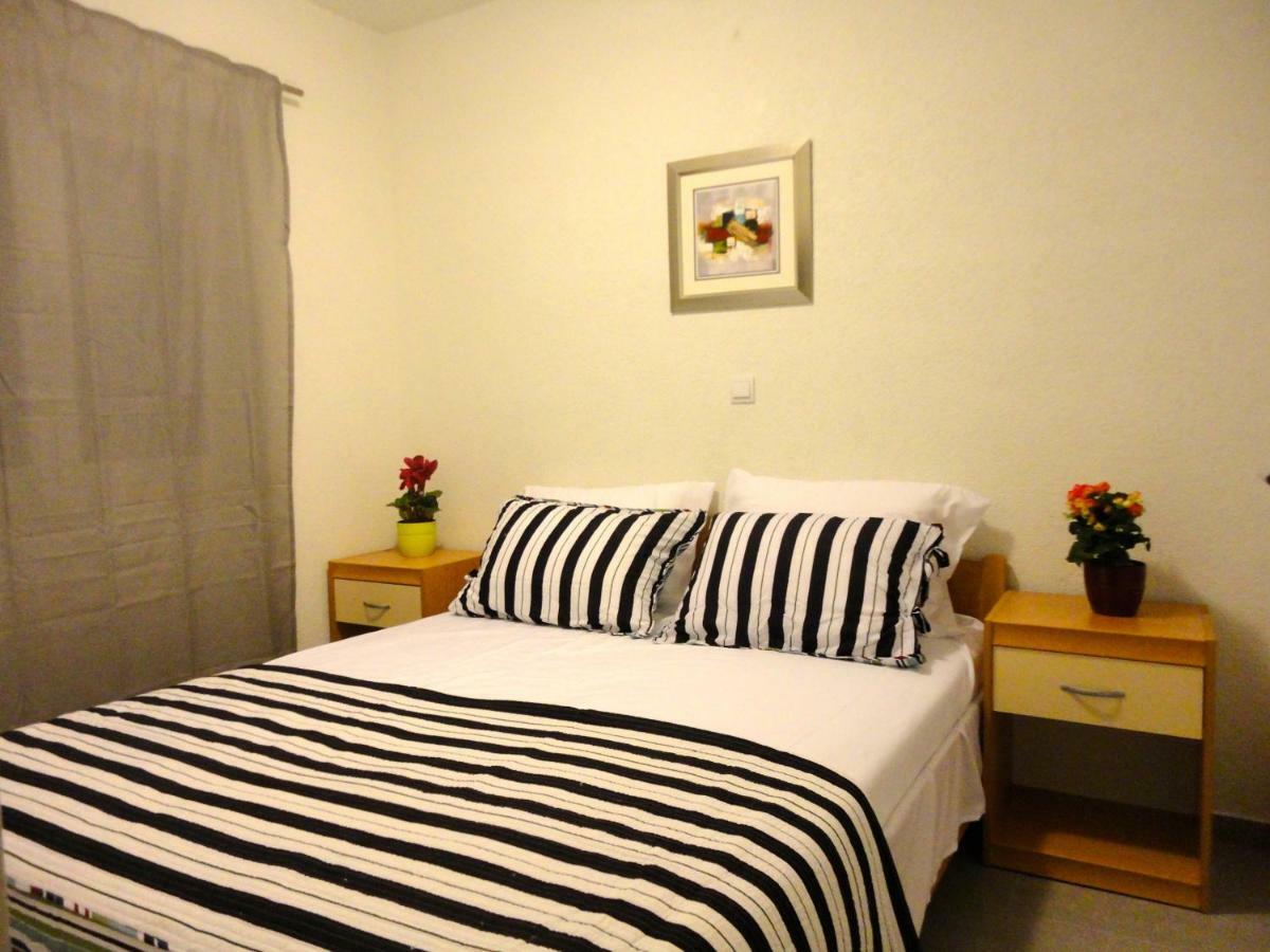 Paradise Apartments - Robinson Getaway Gdinj Esterno foto