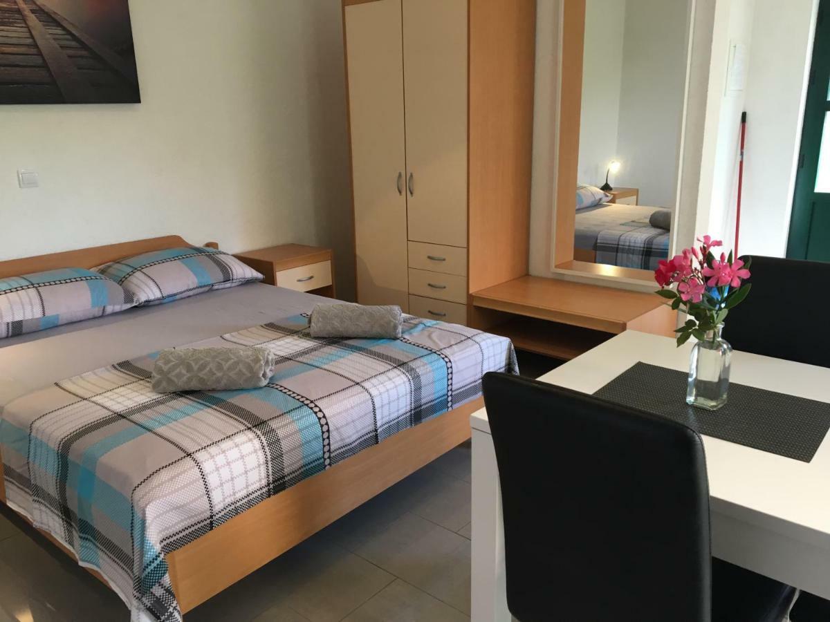 Paradise Apartments - Robinson Getaway Gdinj Esterno foto